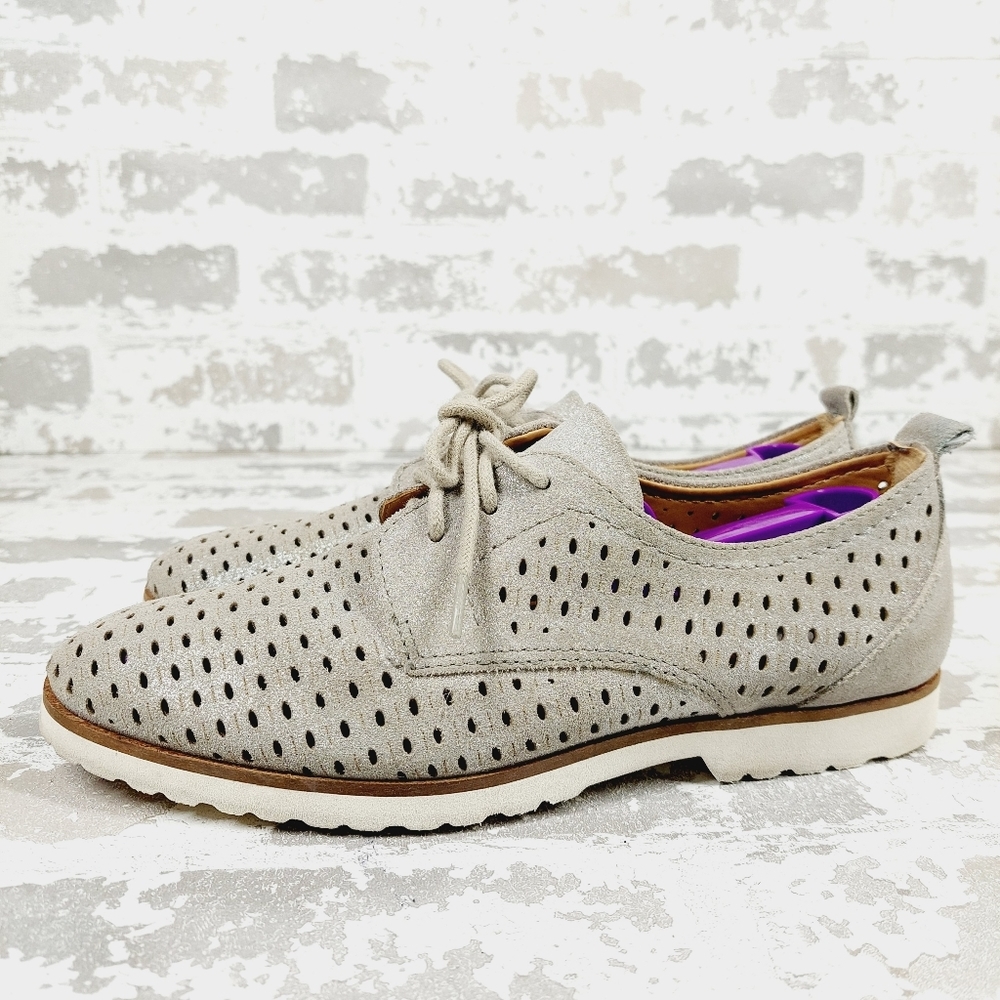 Earth Women's Camino Gray Silver Suede Lace Up Laser Cut Oxford Loafers V69